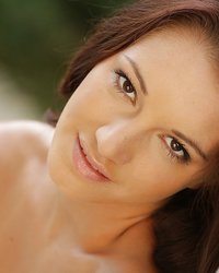 Сольное дрочилово щели в исполнении прелестной зазнобы Felicia Kiss 16 фото